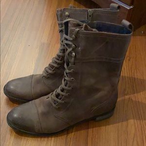 8.5M Women’s Clarks leather lace up boots